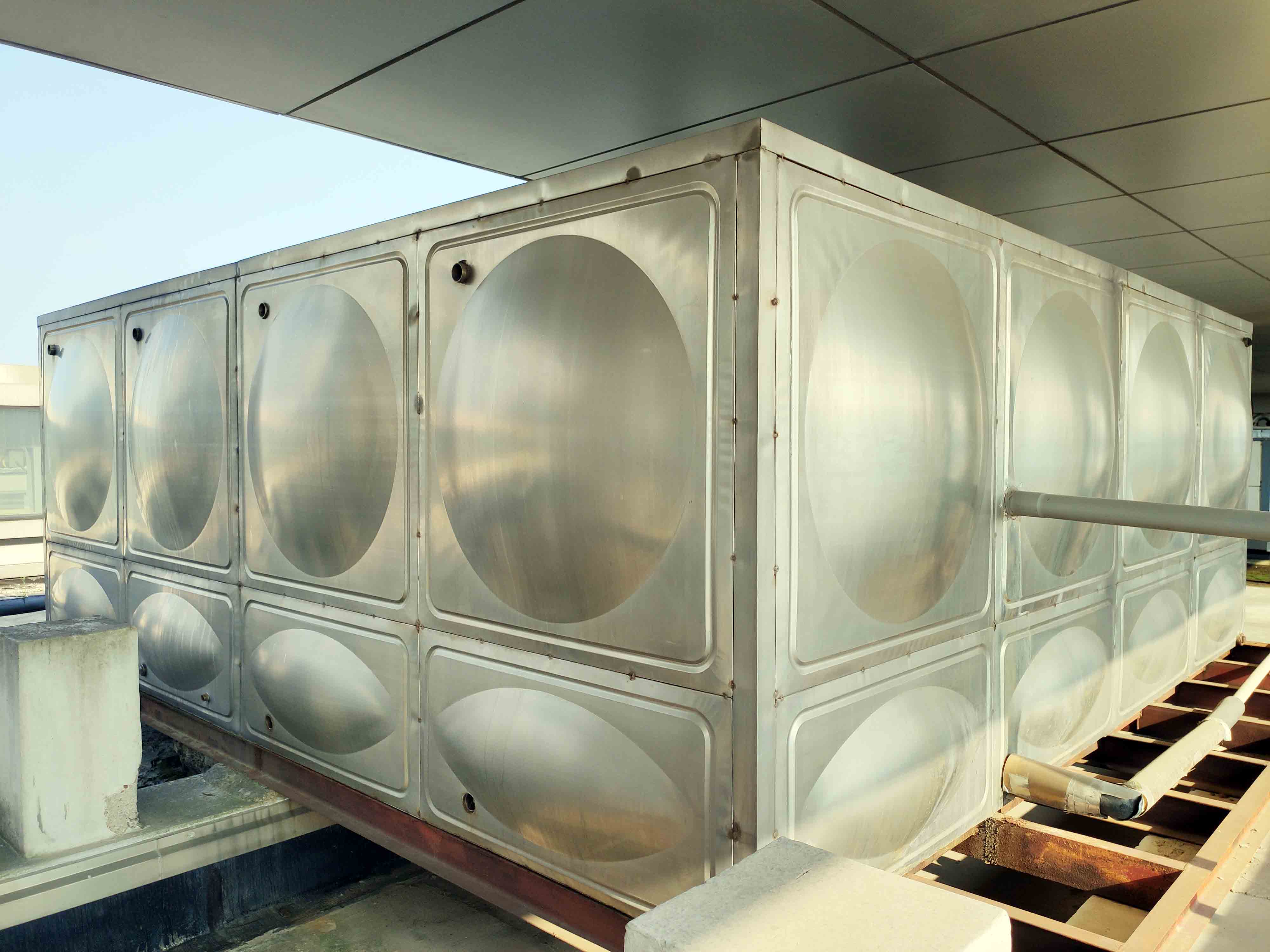 常州某賓館樓頂水箱